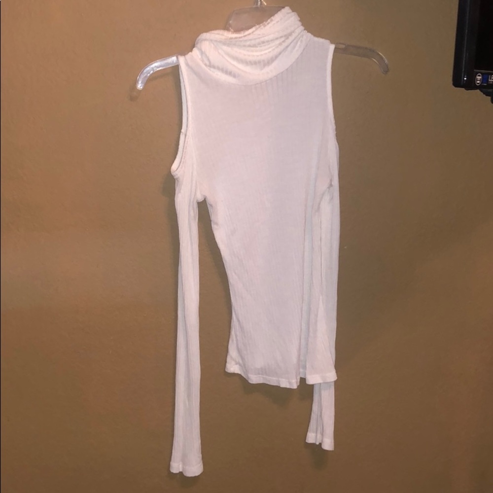 Turtle neck cut out shoulder long sleeve